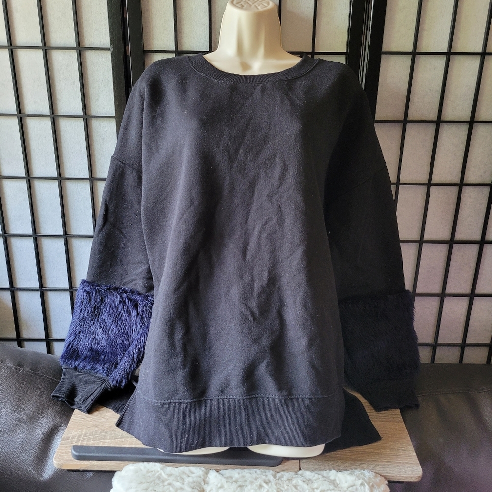 2/$8 • EUC Forever 21 Faux Fur Sweater
